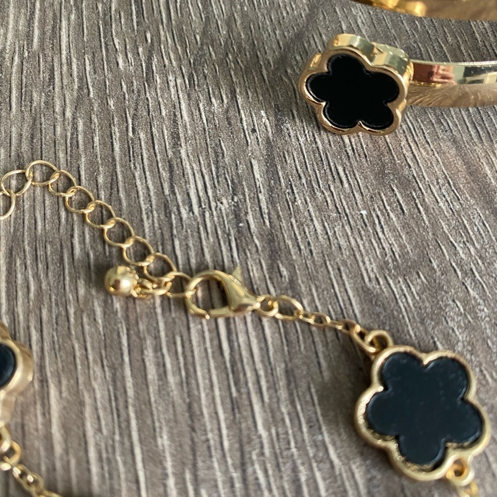 Elegant Black and Gold Clover Floral Jewelry Set - Picture 4 of 11